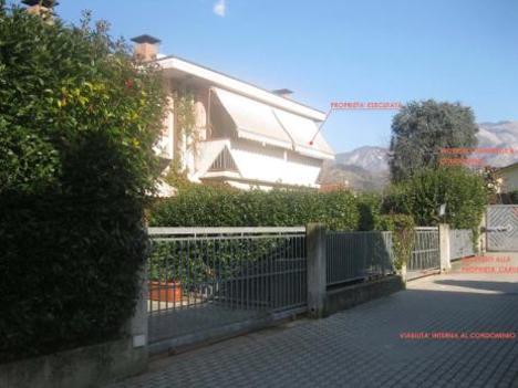 casa Carrara  in  località  Bonascola,  via  Provinciale  Carrara-Avenza  n.  112/C CARRARA